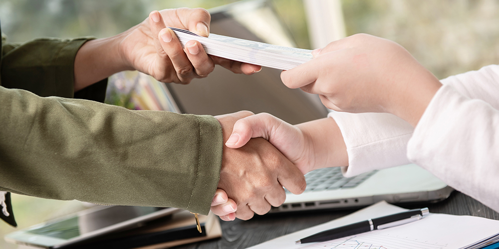 pessoas_apertando_maos_carta_credito_para_financiamento_imoveis